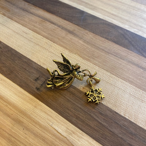 Camco Jewelry - Vintage Camco Angel Blowing Horn With Snowflake Winter Christmas Gold Tone Pin